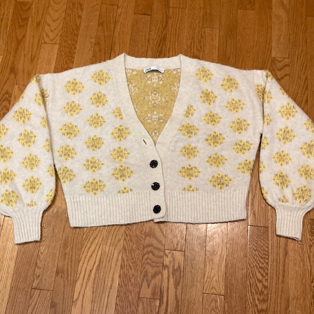 Zara warm bulky cardigan. Low V-neck